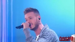 Matt Pokora et Tal chantent Envole-moi en live (Les Annees Bonheur)